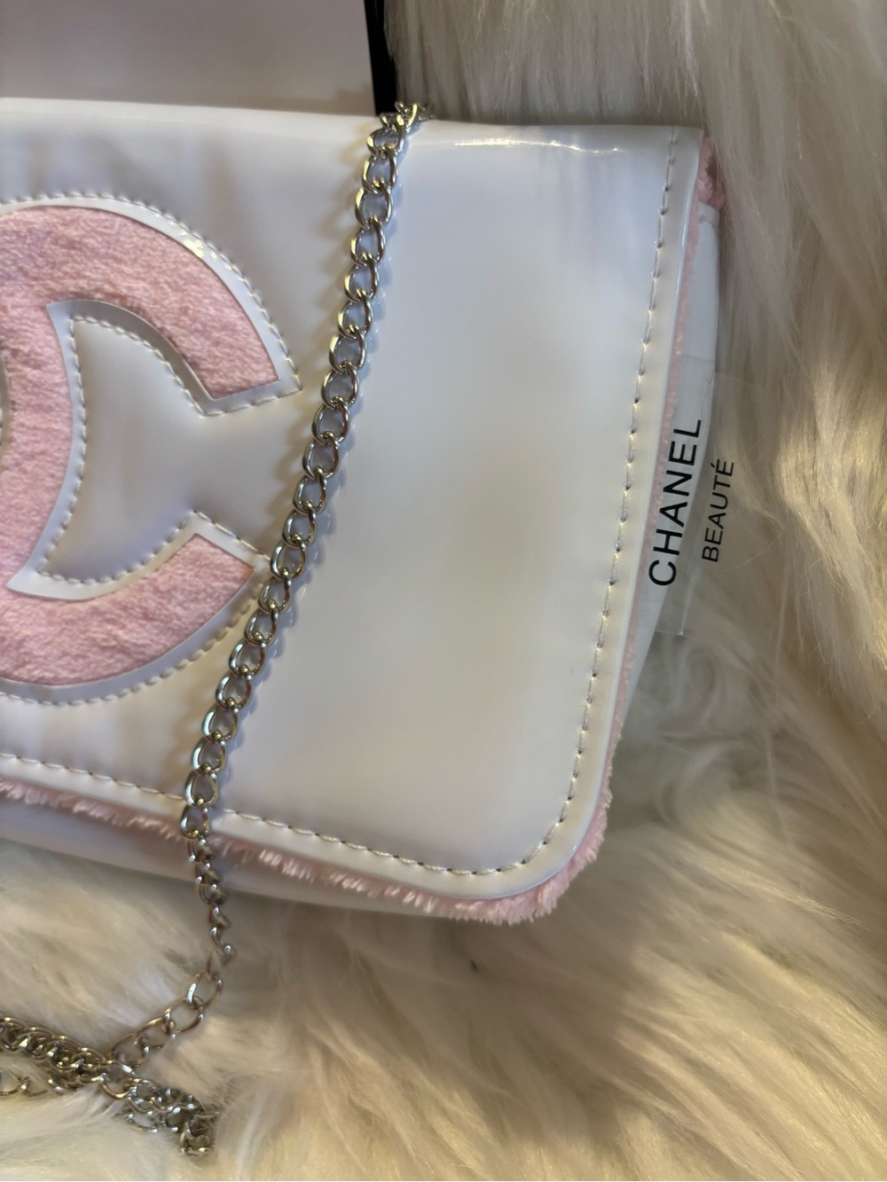 White BEAUTE Crossbody Makeup Bag with Pink Texture CC Logo - Picture 4 of 7